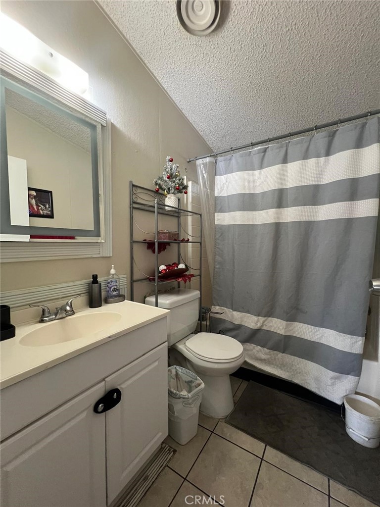 Manufactured In Park for sale at 214 Earl Lane 76, Santa Ana CA featuring 3 beds and 2 baths