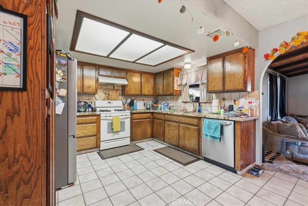 Residential for sale at 18126 Fairburn, Hesperia CA featuring 4 beds and 3 baths