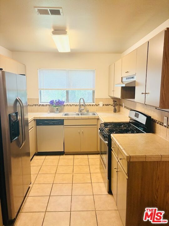 Residential Lease for rent at 2410 N Towne Avenue 21, Pomona, Los Angeles County CA featuring 2 beds and 2 baths