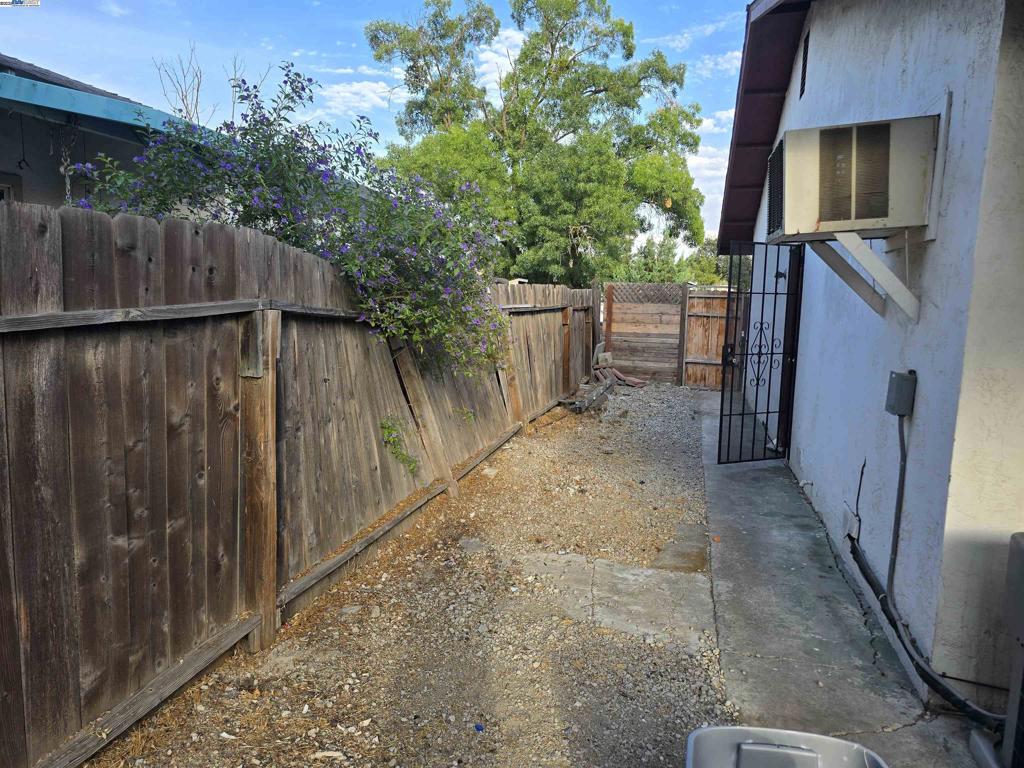 Residential for sale at 6933 Kermit Ln, Stockton CA featuring 3 beds and 1 bath