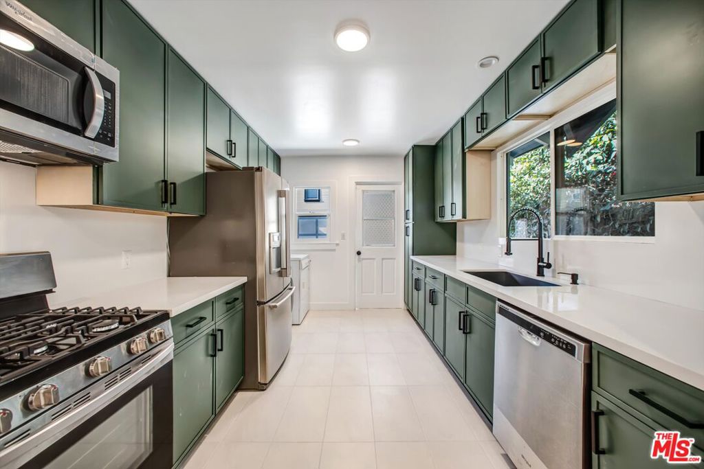 Residential Lease for rent at 951 N Hilldale, West Hollywood CA featuring 2 beds and 1 bath