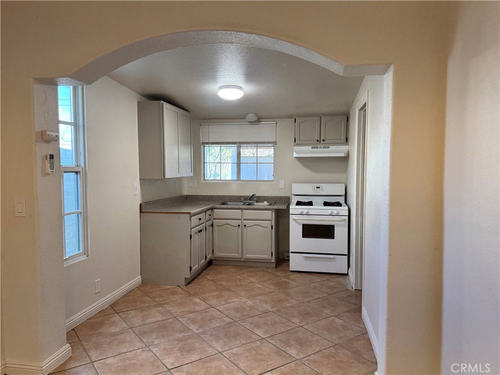 Residential Lease for rent at 7757 Boxwood Avenue, Fontana CA featuring 1 bed and 1 bath