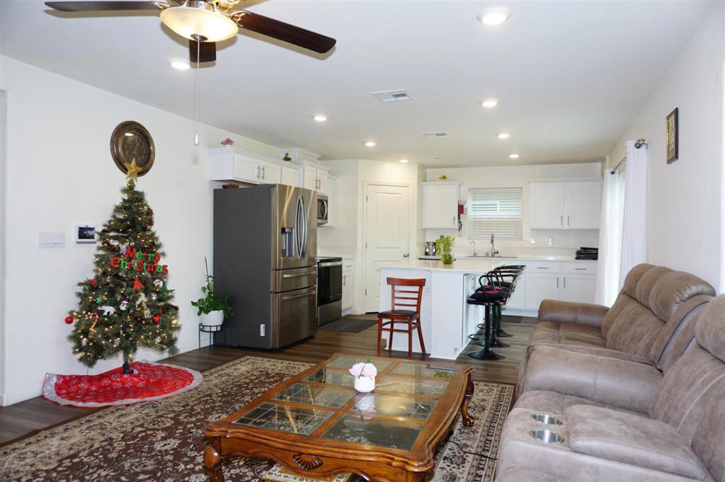 Residential for sale at 405 Greene Way, Los Banos CA featuring 3 beds and 3 baths