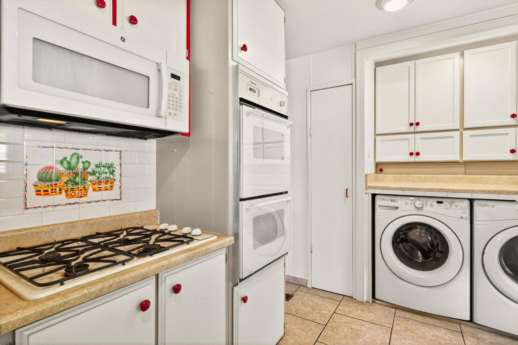 Manufactured In Park for sale at 132 Calle Arriba, Palm Springs CA featuring 2 beds and 2 baths