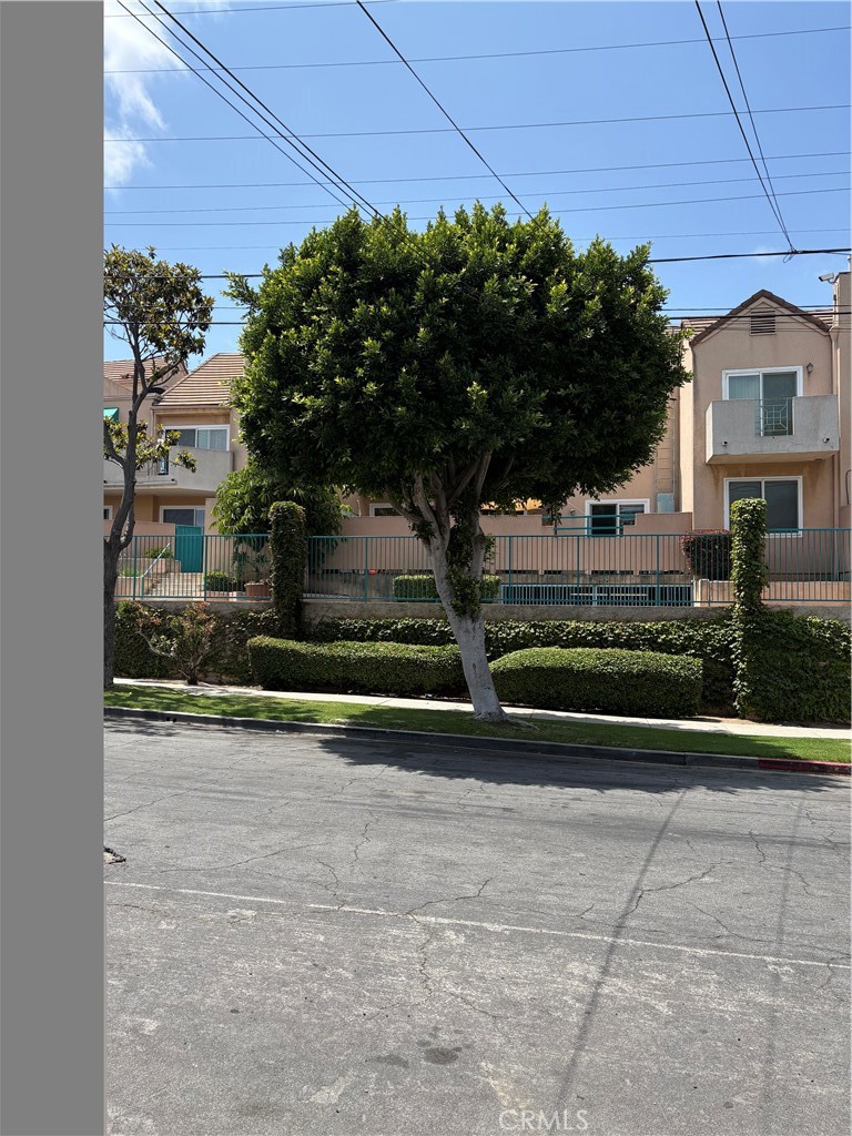 Residential for sale at 435 E Tamarack, Inglewood CA featuring 1 bed and 1 bath