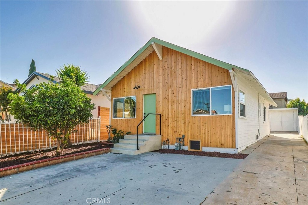 Residential for sale at 4806 Pickford, Los Angeles CA featuring 3 beds and 1 bath