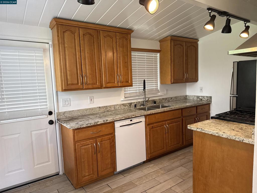 Residential Lease for rent at 2875 Euclid Ave, Concord CA featuring 2 beds and 1 bath