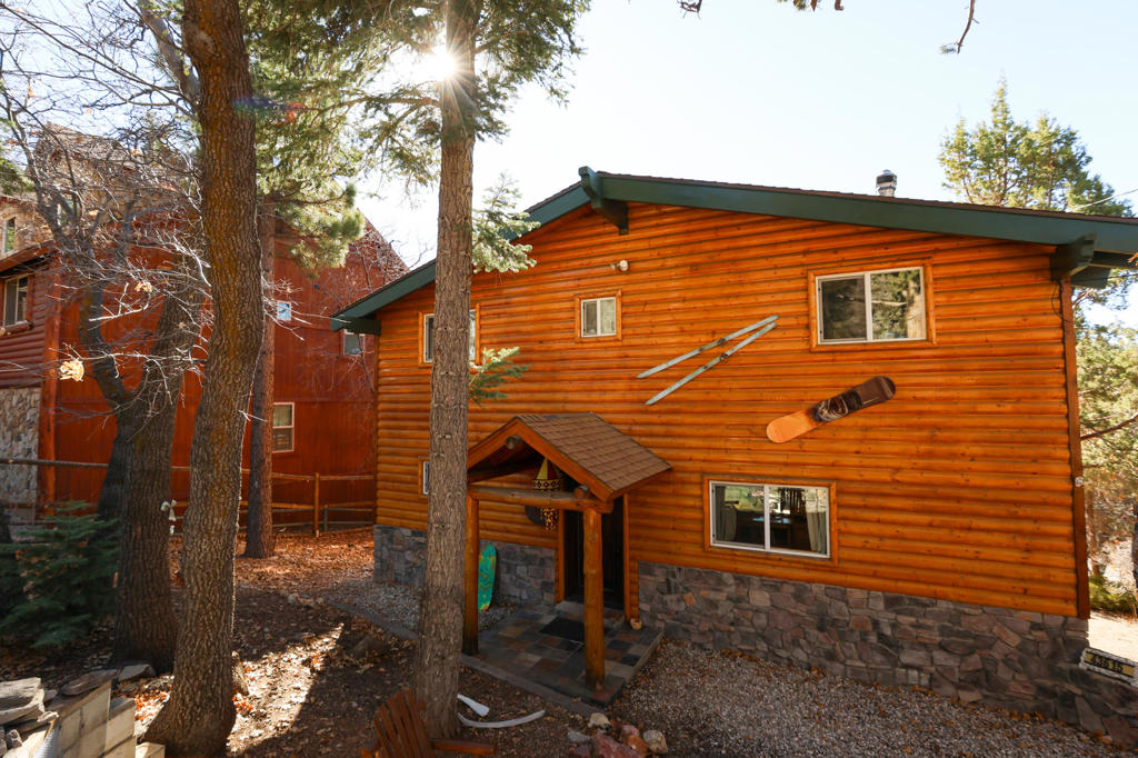 Residential Lease for rent at 43615 Wolf Road, Big Bear CA featuring 3 beds and 2 baths