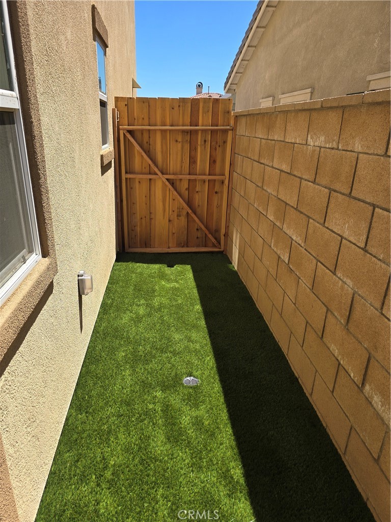 Residential Lease for rent at 15547 Kings Peak, Fontana CA featuring 1 bed and 1 bath