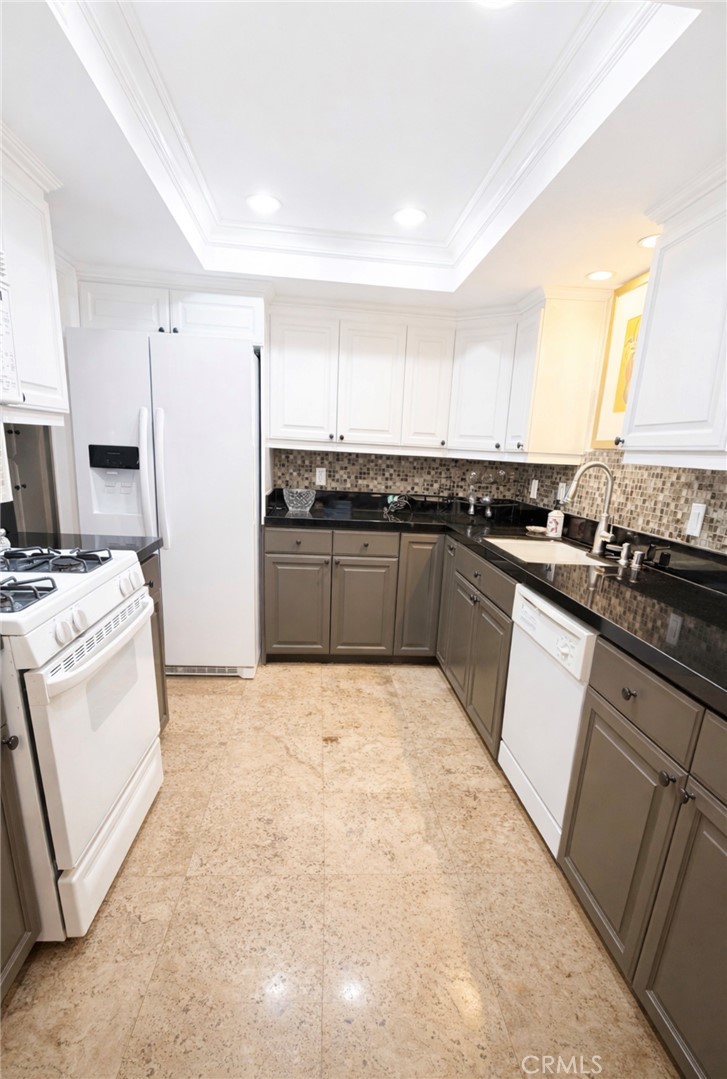 Residential Lease for rent at 280 Cliff Dr. 1, Laguna Beach CA featuring 2 beds and 2 baths