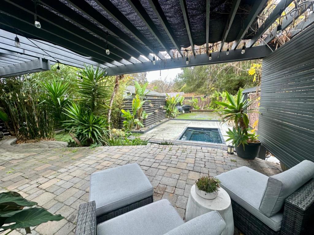 Residential Lease for rent at 456 King Street, Redwood City CA featuring 3 beds and 1 bath