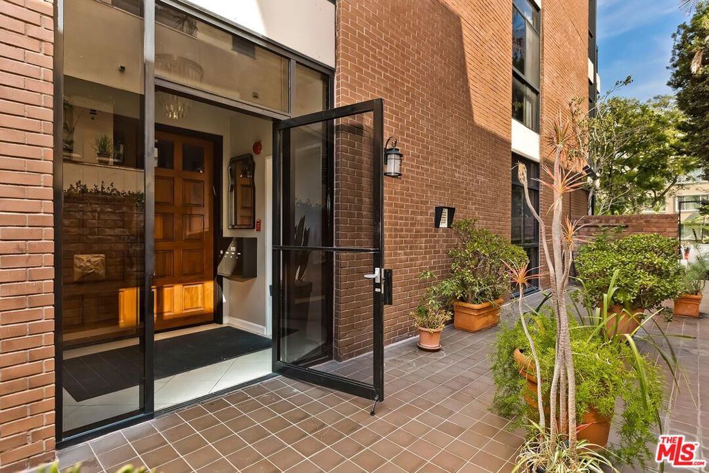 Residential Lease for rent at 323 N Palm Drive 3, Beverly Hills CA featuring 3 beds and 3 baths