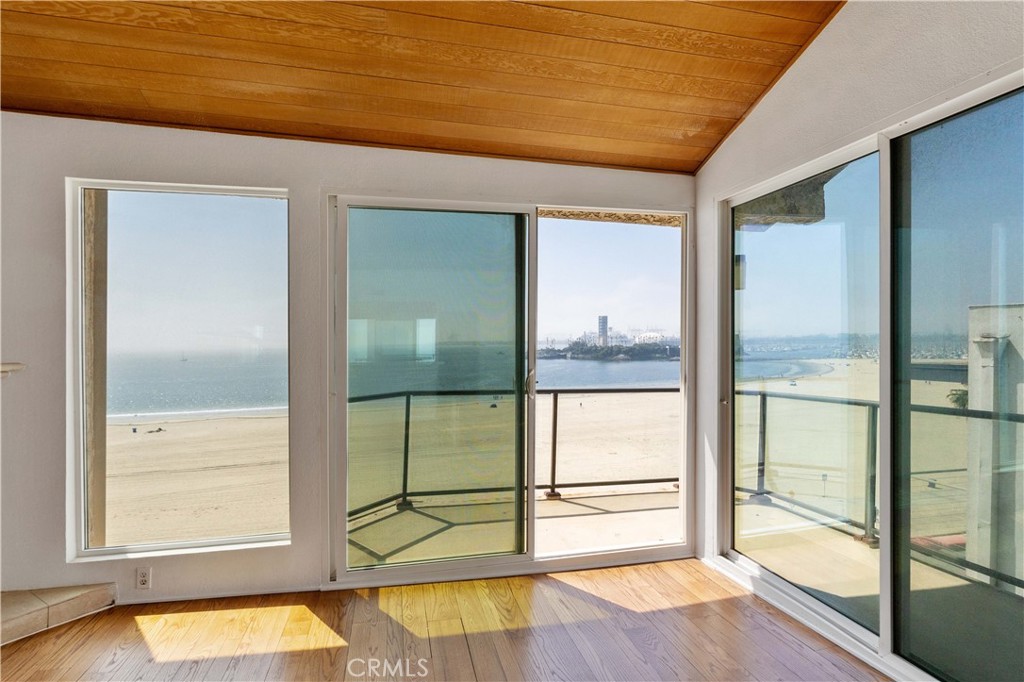 Residential Lease for rent at 1230 E Ocean, Long Beach CA featuring 3 beds and 3 baths