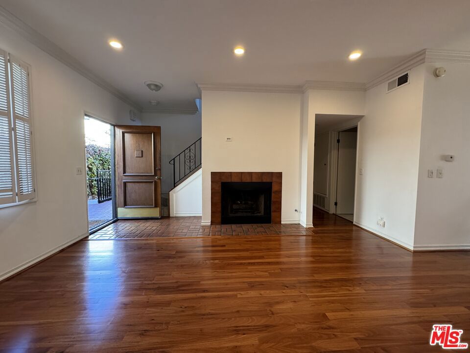 Residential Lease for rent at 1027 11th Street E, Santa Monica, Los Angeles CA featuring 2 beds and 3 baths
