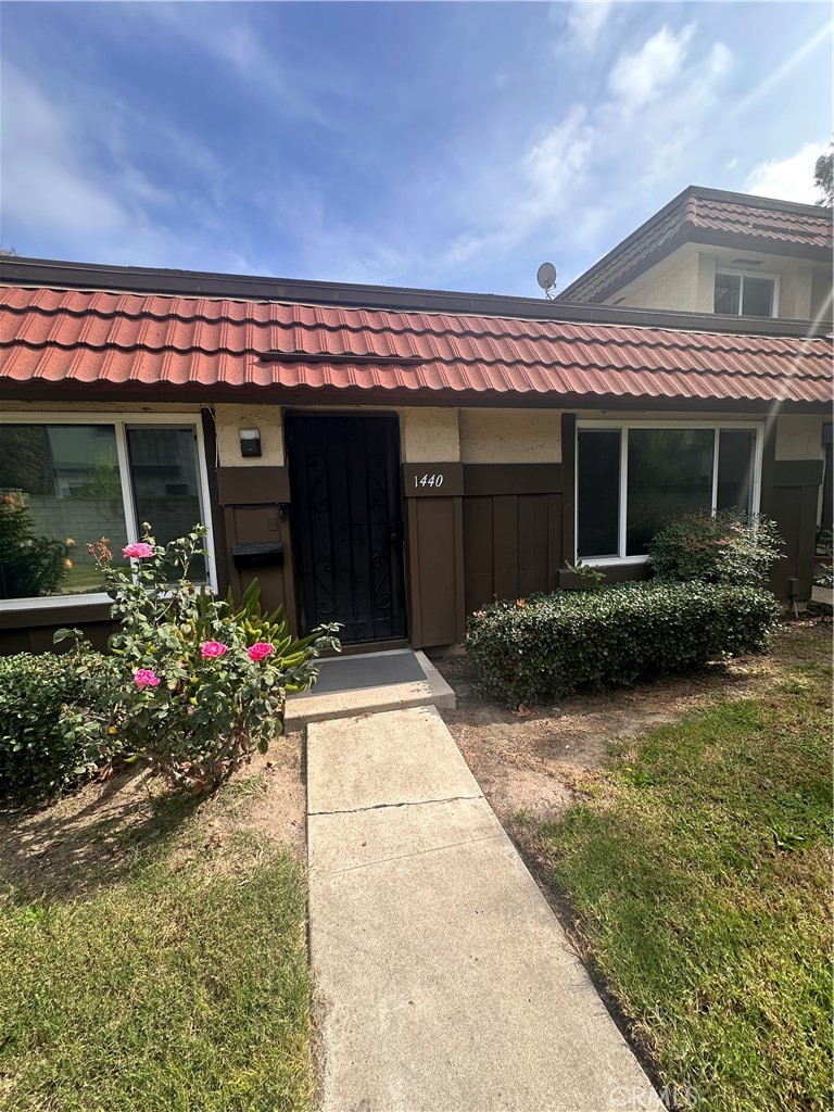 Residential Lease for rent at 1440 N Weeping Willow, Anaheim CA featuring 3 beds and 2 baths