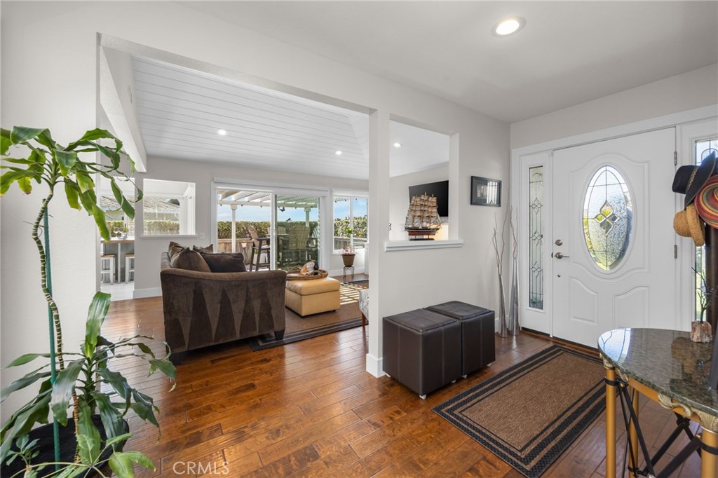 Residential for sale at 454 Camino Alondra, San Clemente CA featuring 3 beds and 2 baths
