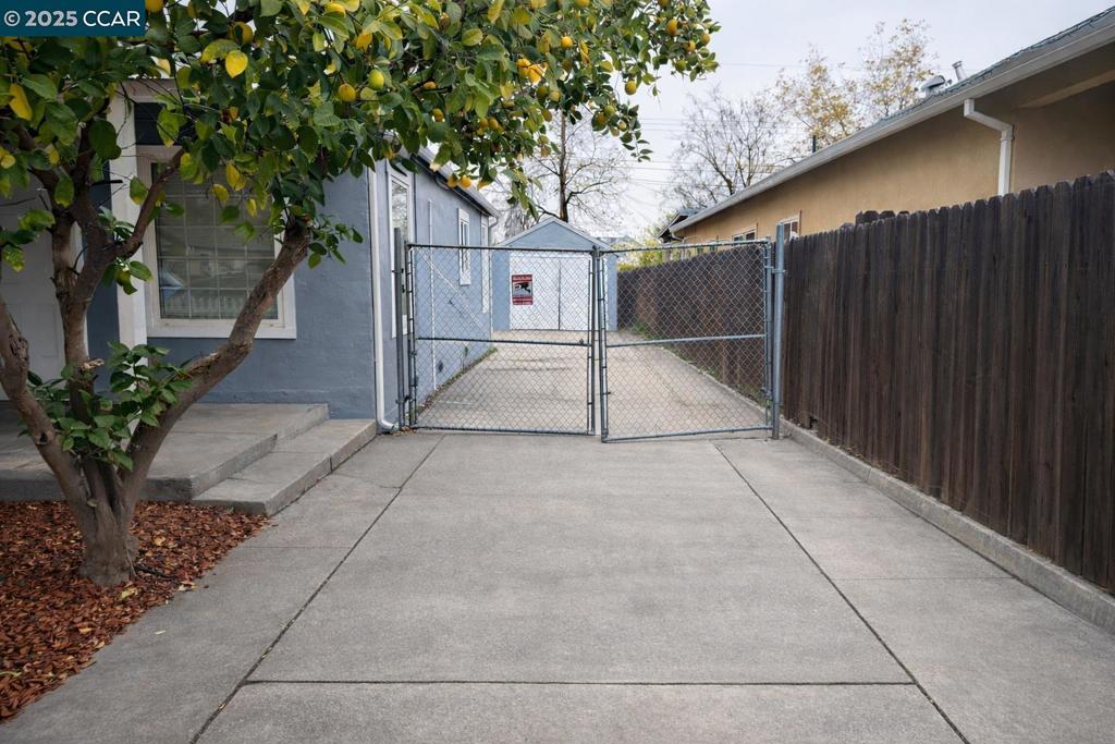 Residential for sale at 3743 23Rd Ave, Sacramento CA featuring 3 beds and 1 bath