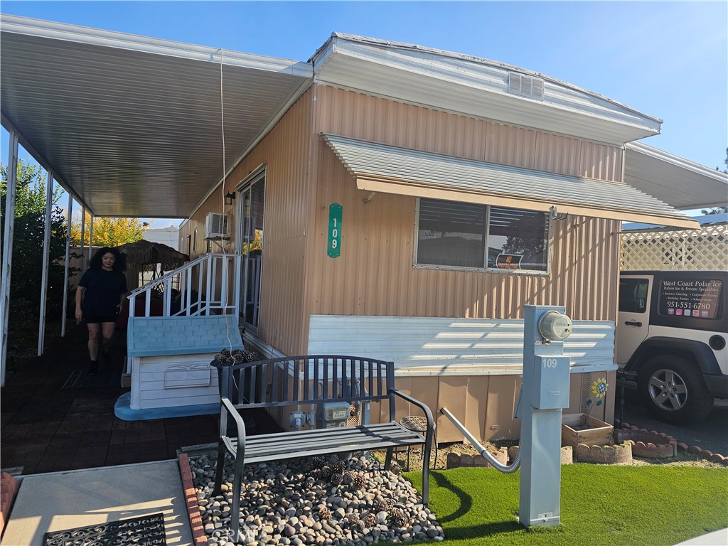 Manufactured In Park for sale at 206 LYON 109, Hemet CA featuring 1 bed and 1 bath