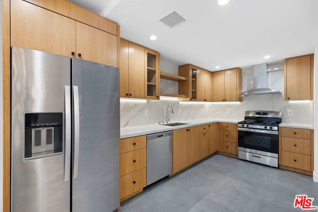 Residential Lease for rent at 1062 1/2 S Alfred Street, Los Angeles, Los Angeles County CA featuring 3 beds and 2 baths