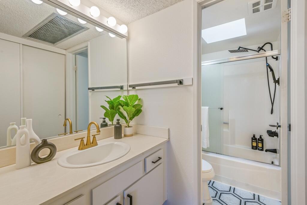 Residential for sale at 5300 E Waverly Drive M4115, Palm Springs CA featuring 1 bed and 2 baths