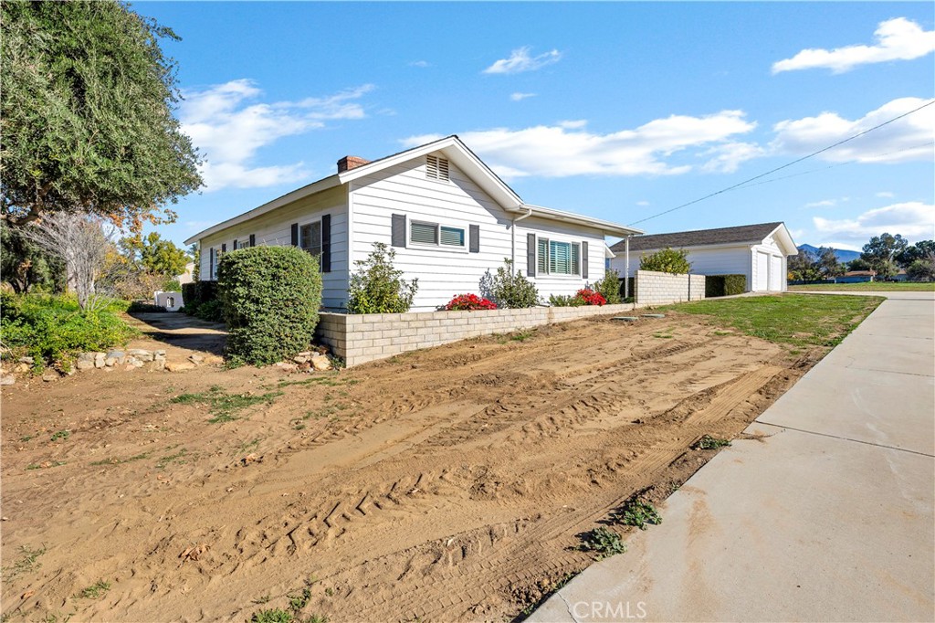 Residential for sale at 27454 Hemet, Hemet CA featuring 3 beds and 2 baths