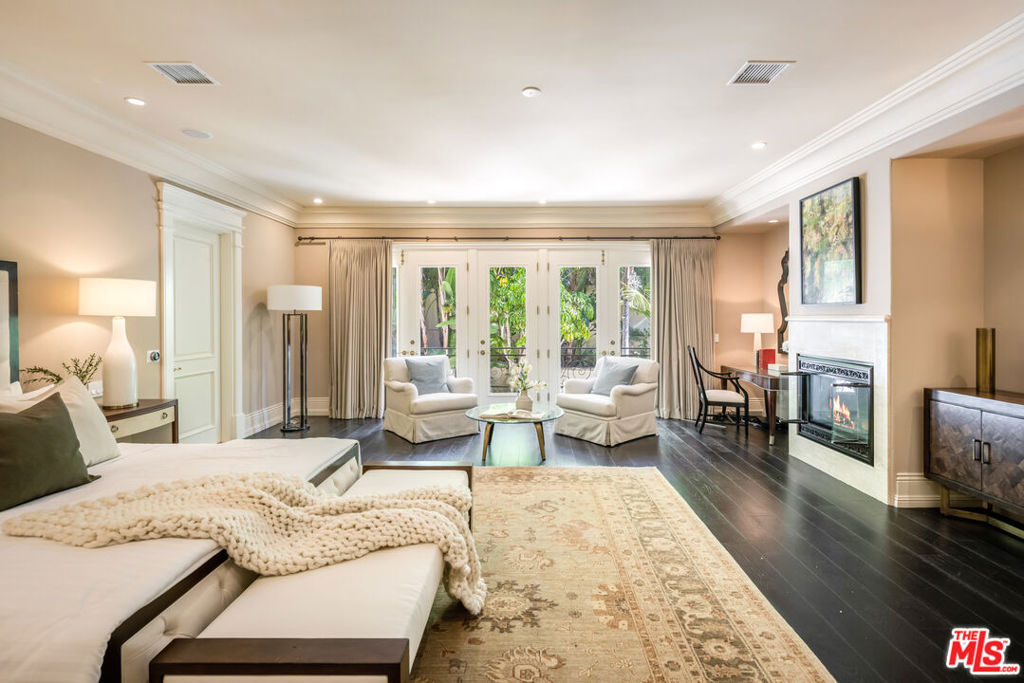 Residential Lease for rent at 1350 Benedict Canyon Drive, Beverly Hills CA featuring 6 beds and 10 baths