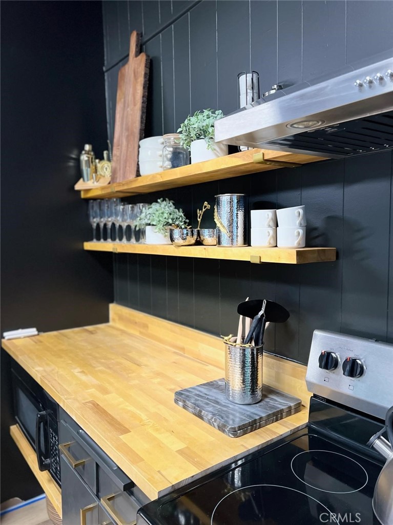 Residential for sale at 43428 Primrose, Big Bear Lake CA featuring 2 beds and 1 bath