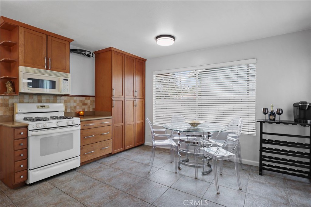 Residential Lease for rent at 43744 Virginia, Palm Desert CA featuring 3 beds and 2 baths