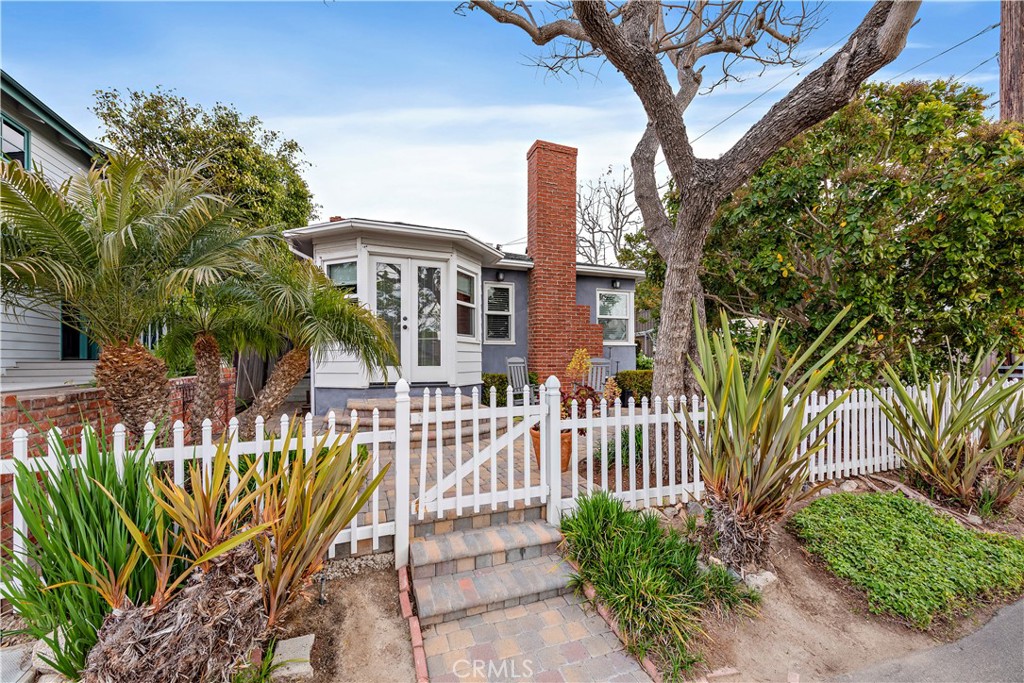 Residential Lease for rent at 1466 Randall Way, Laguna Beach CA featuring 2 beds and 2 baths