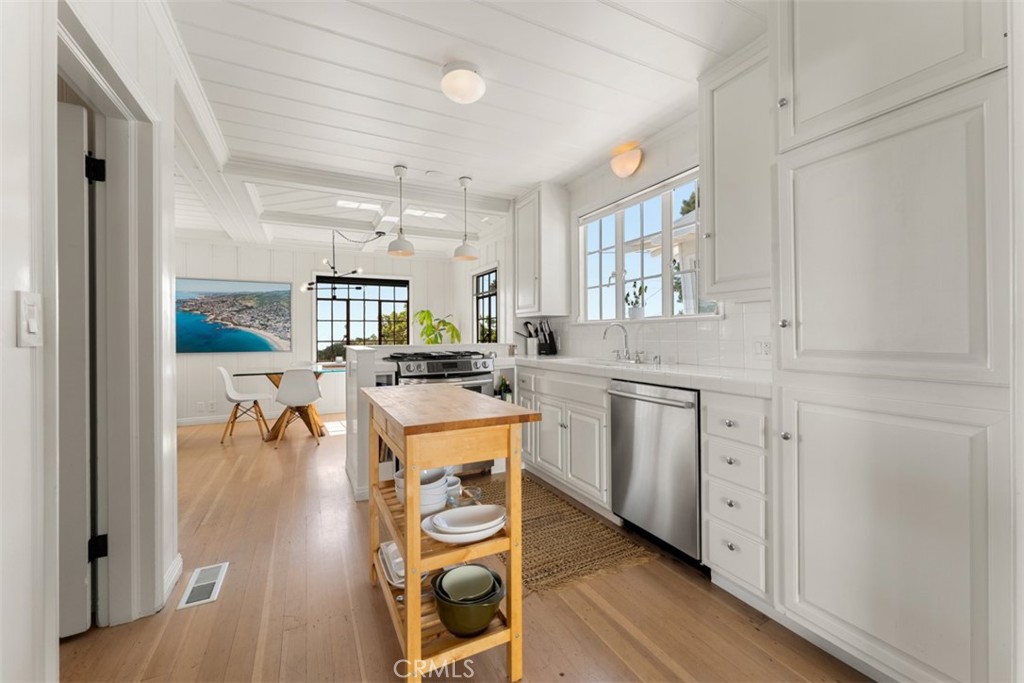 Residential Lease for rent at 500 Mountain Road, Laguna Beach CA featuring 3 beds and 3 baths