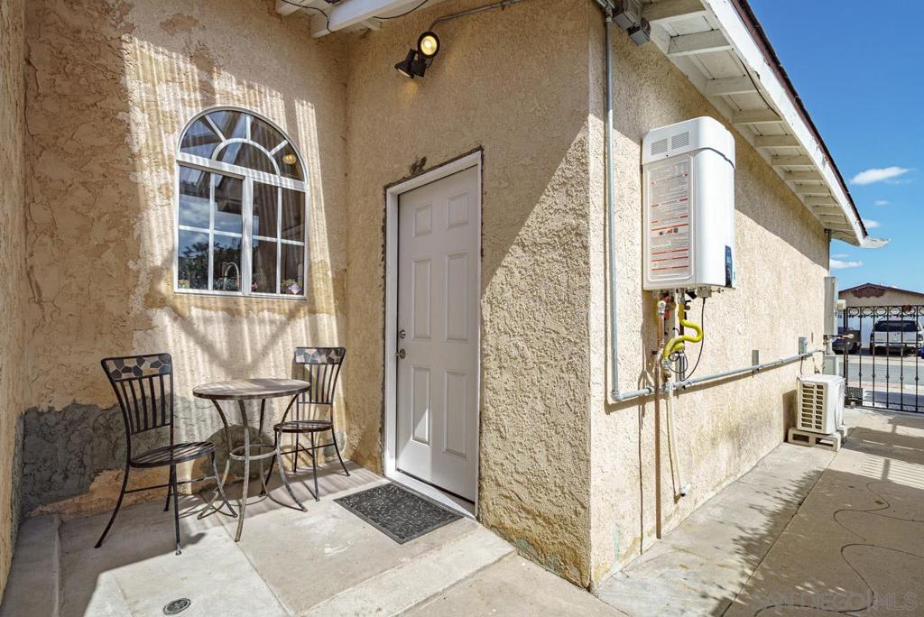 Residential Lease for rent at 262 Flowerdale Ln, San Diego CA featuring 1 bed and 1 bath