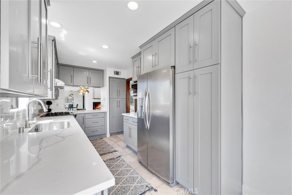 Residential Lease for rent at 2215 Molino Avenue B, Signal Hill CA featuring 2 beds and 3 baths