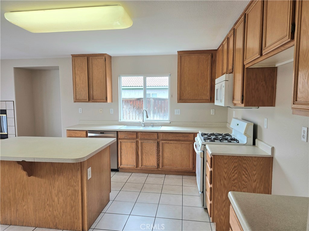 Residential Lease for rent at 4175 Amber Ridge Lane, Hemet CA featuring 5 beds and 3 baths