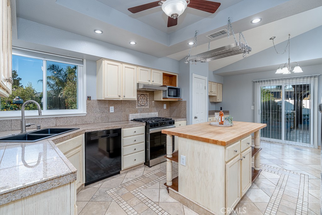 Residential for sale at 1547 E Beringer, San Jacinto CA featuring 4 beds and 3 baths