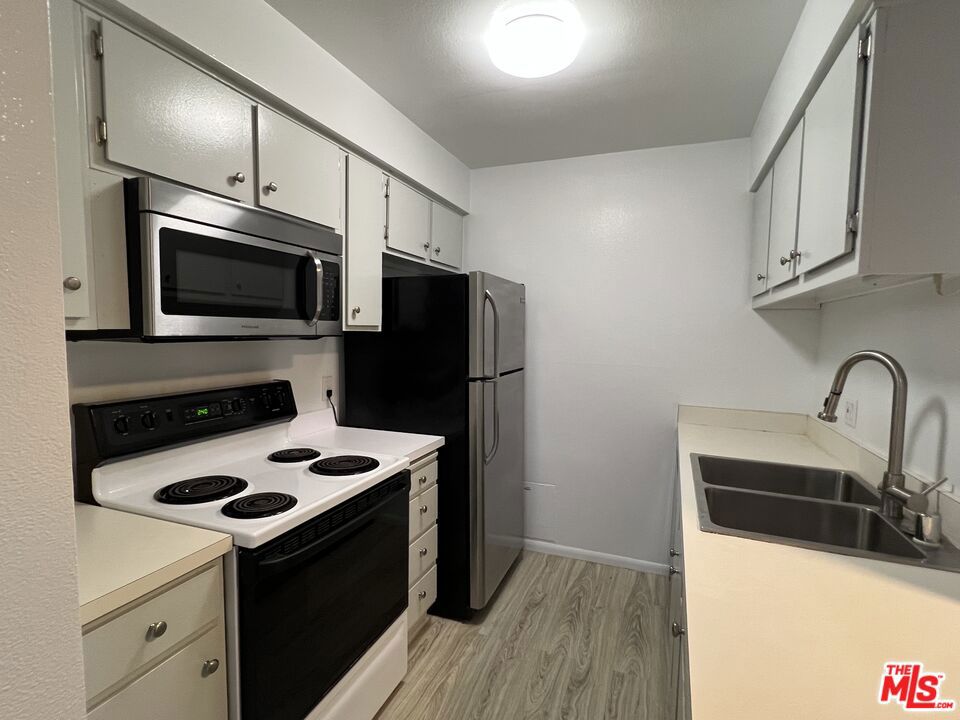 Residential Lease for rent at 1115 Raintree Circle, Culver City CA featuring 1 bed and 1 bath