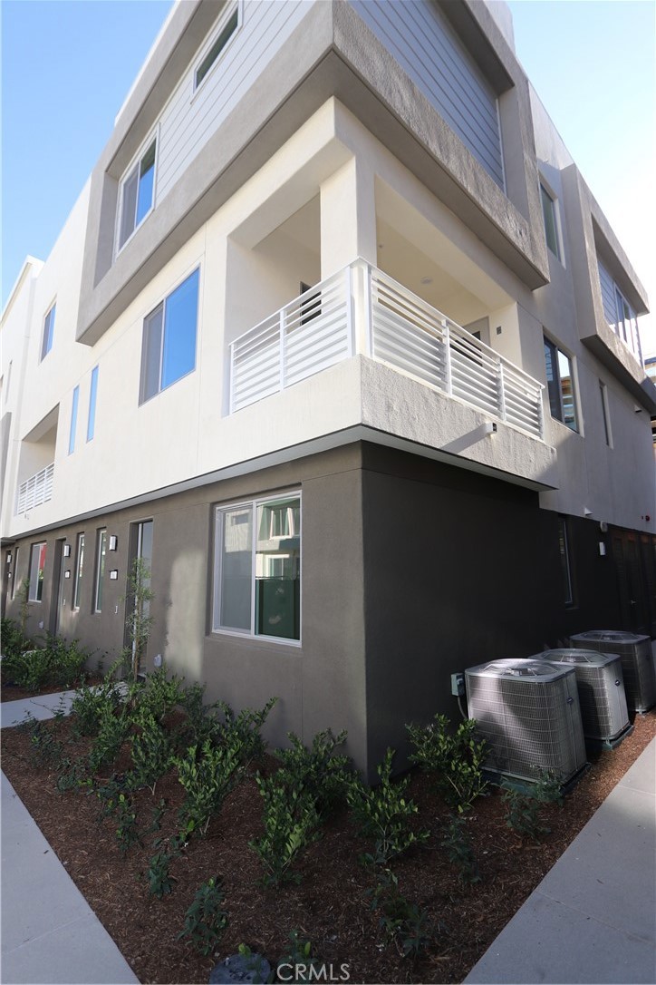 Residential Lease for rent at 1890 S Westside Drive 61, Anaheim CA featuring 4 beds and 4 baths