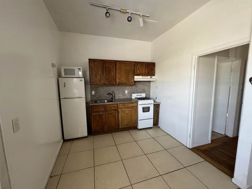 Residential Lease for rent at 3244 ELLIS ST, Berkeley CA featuring 2 beds and 1 bath