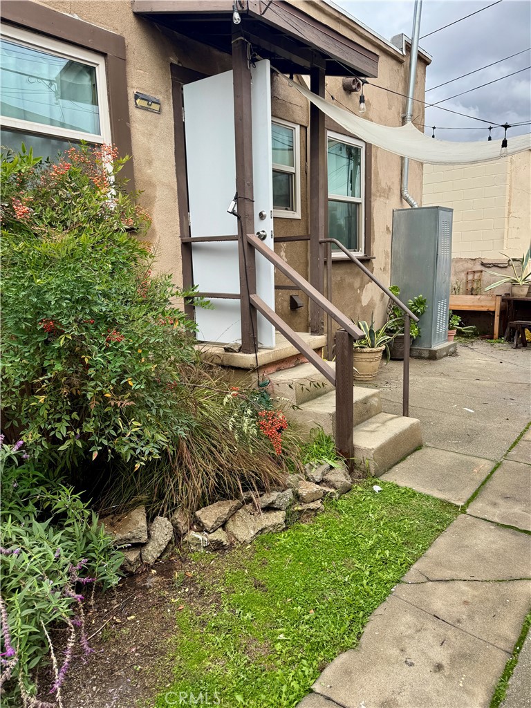 Residential Lease for rent at 5118 Huntington S 1/2, Los Angeles, Los Angeles County CA featuring 1 bed and 1 bath