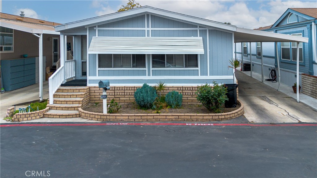 Manufactured In Park for sale at 201 Road Runner, Fountain Valley CA featuring 3 beds and 2 baths