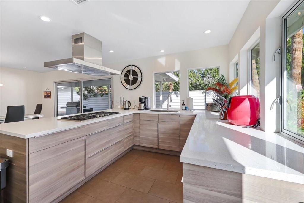 Residential for sale at 400 W Via Escuela, Palm Springs CA featuring 3 beds and 2 baths