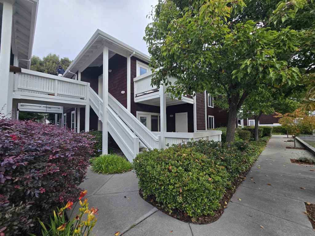 Residential Lease for rent at 161 Marina Lakes Dr, Richmond CA featuring 1 bed and 1 bath