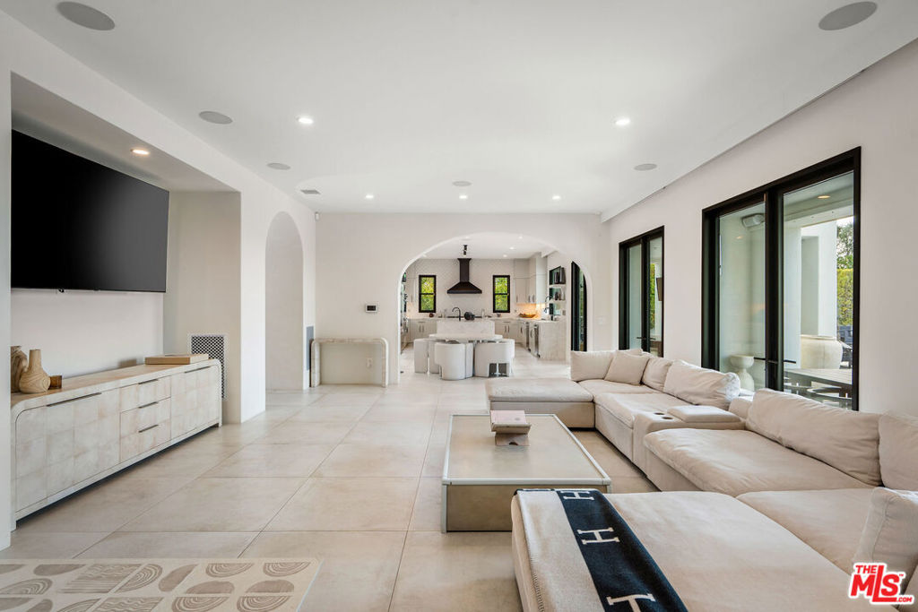 Residential Lease for rent at 4205 Prado De La Puma, Calabasas CA featuring 6 beds and 8 baths