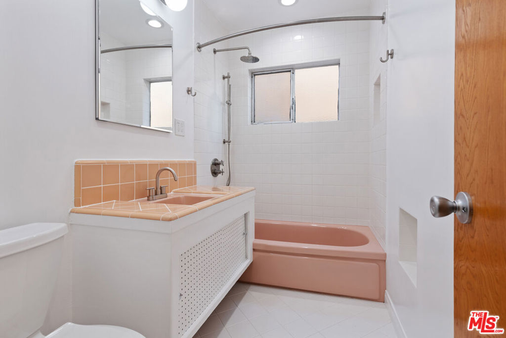 Residential Lease for rent at 1333 S Ogden Drive 2, Los Angeles, Los Angeles County CA featuring 2 beds and 2 baths