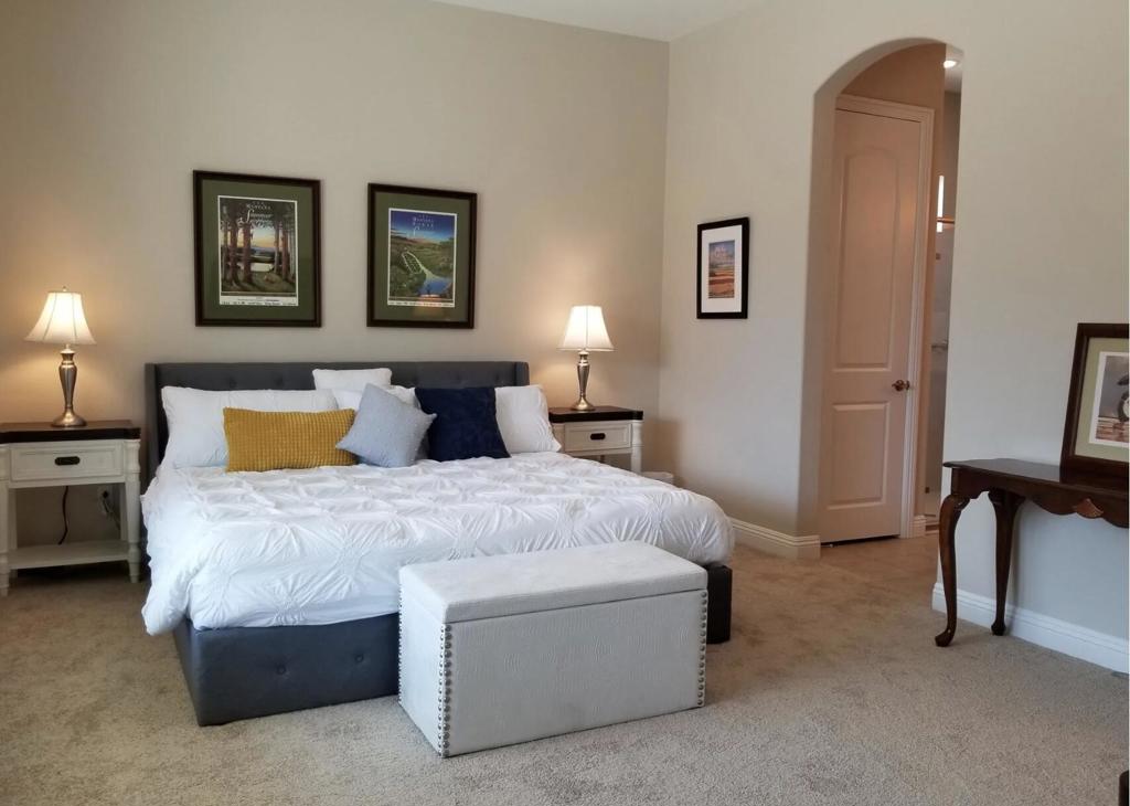 Residential Lease for rent at 46 Vintage, Rancho Mirage CA featuring 2 beds and 2 baths