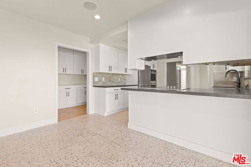 Residential Lease for rent at 4102 S Cloverdale Avenue, Los Angeles, Los Angeles County CA featuring 3 beds and 3 baths