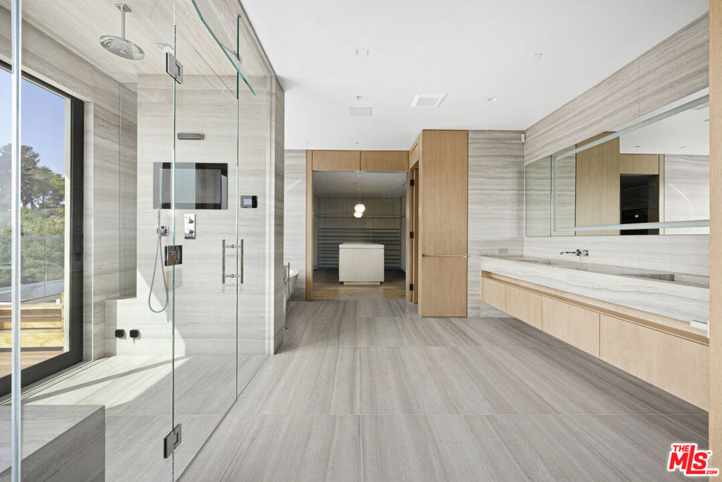 Residential Lease for rent at 1731 Summitridge Drive, Beverly Hills CA featuring 6 beds and 7 baths