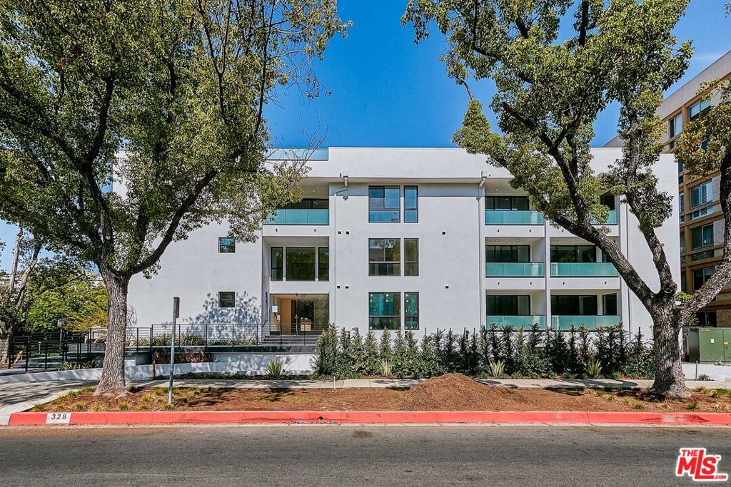 Residential Lease for rent at 328 N Maple Drive 109, Beverly Hills CA featuring 2 beds and 2 baths