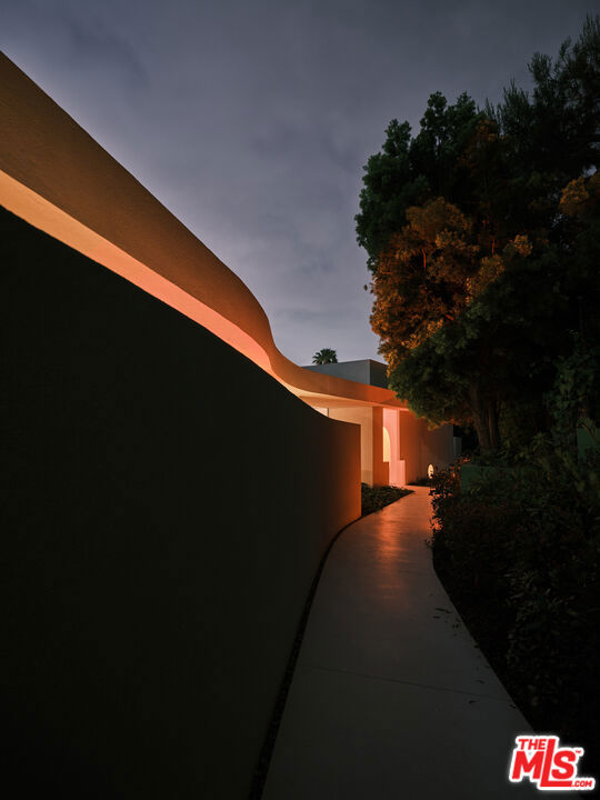 Residential Lease for rent at 510 Arkell Drive, Beverly Hills CA featuring 4 beds and 5 baths