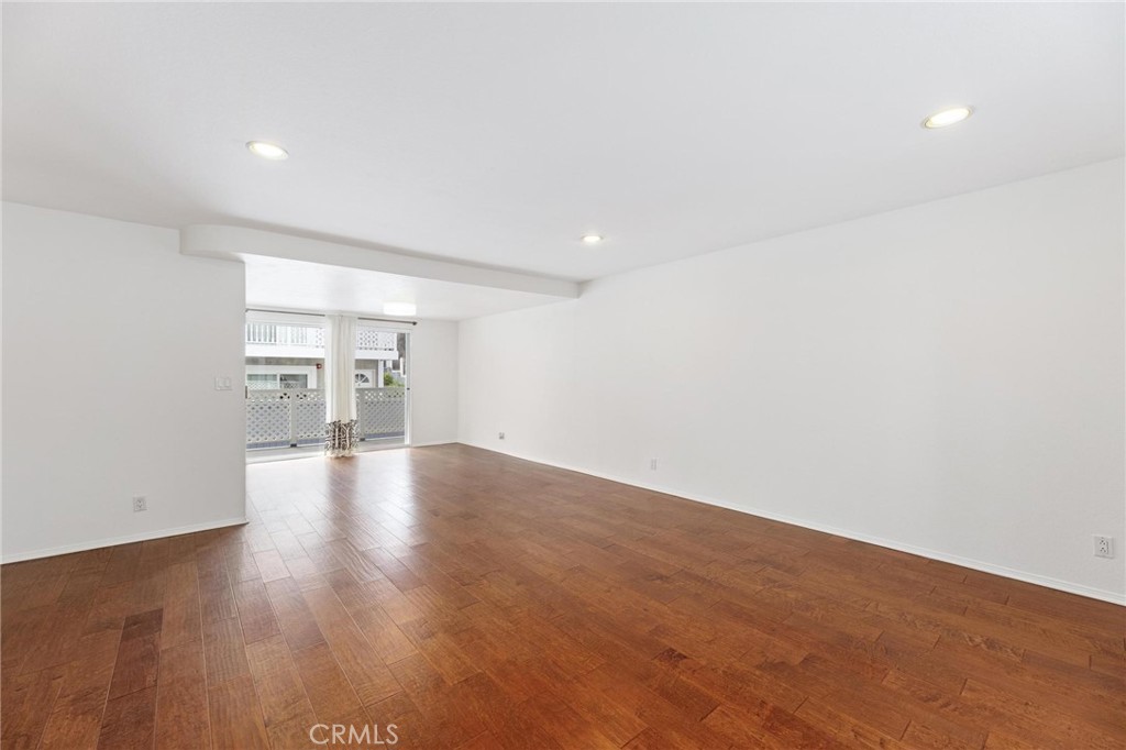 Residential Lease for rent at 1421 12th Street 4, Manhattan Beach CA featuring 2 beds and 3 baths