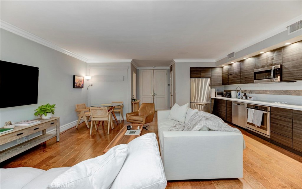 Residential Lease for rent at 1131 Alta Loma Road 221, West Hollywood CA featuring 1 bed and 2 baths